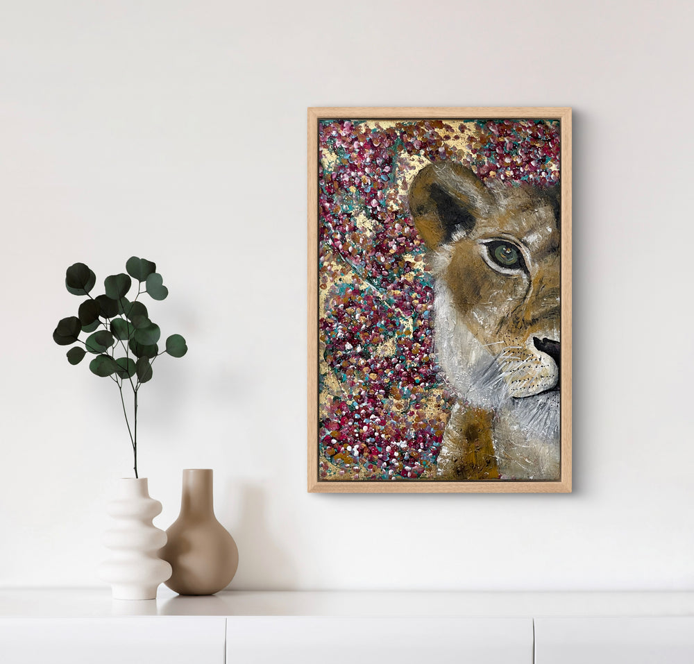 Original - Golden Grace – expressief schilderij van een leeuwin | abstract animal art. Schilderij met eiken lijst.