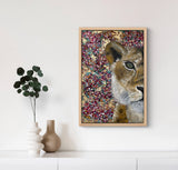 Original - Golden Grace – expressief schilderij van een leeuwin | abstract animal art. Schilderij met eiken lijst.