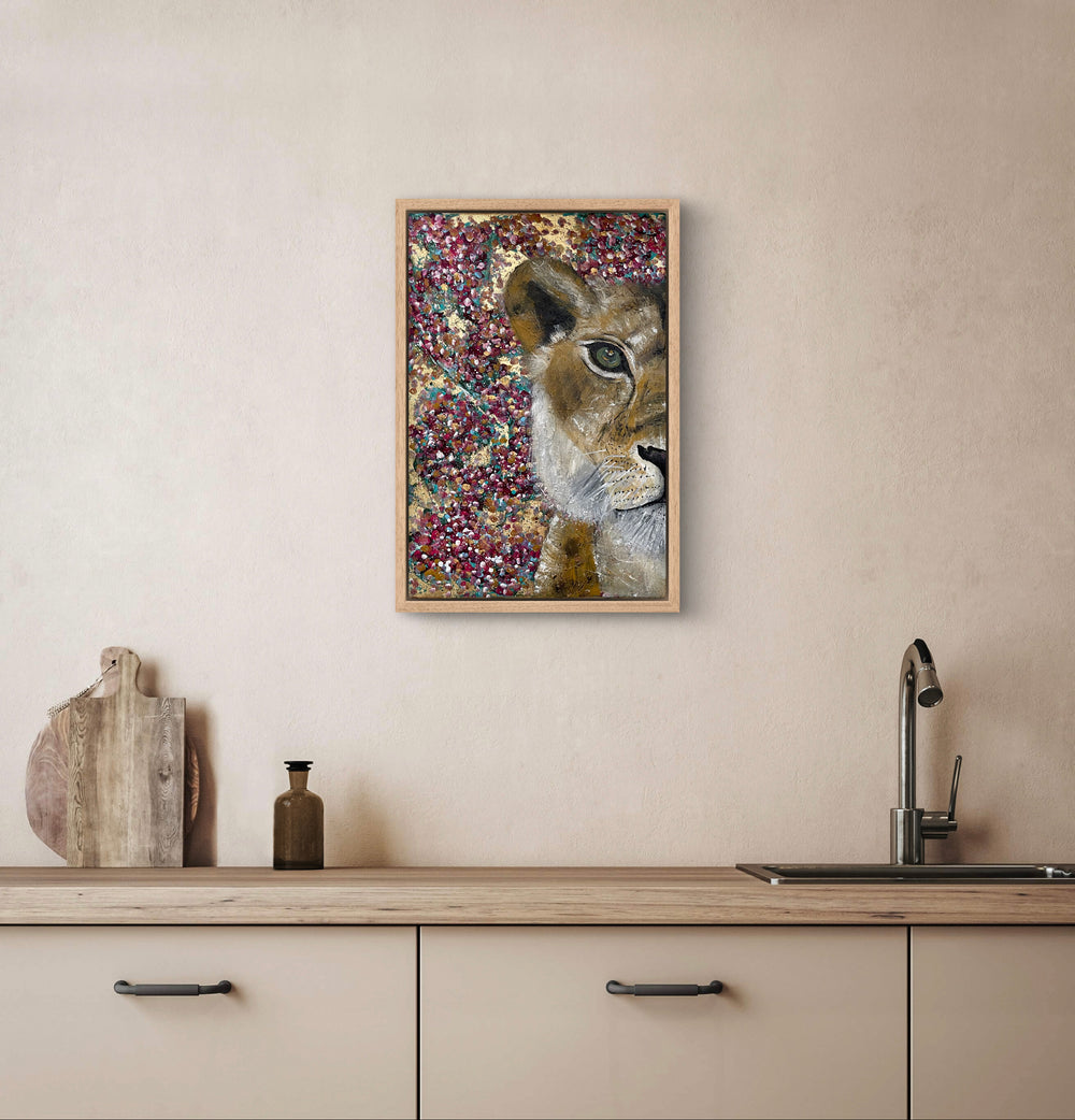 Moderne schilderij van een leeuwin, stoer maar vrouwelijk. 