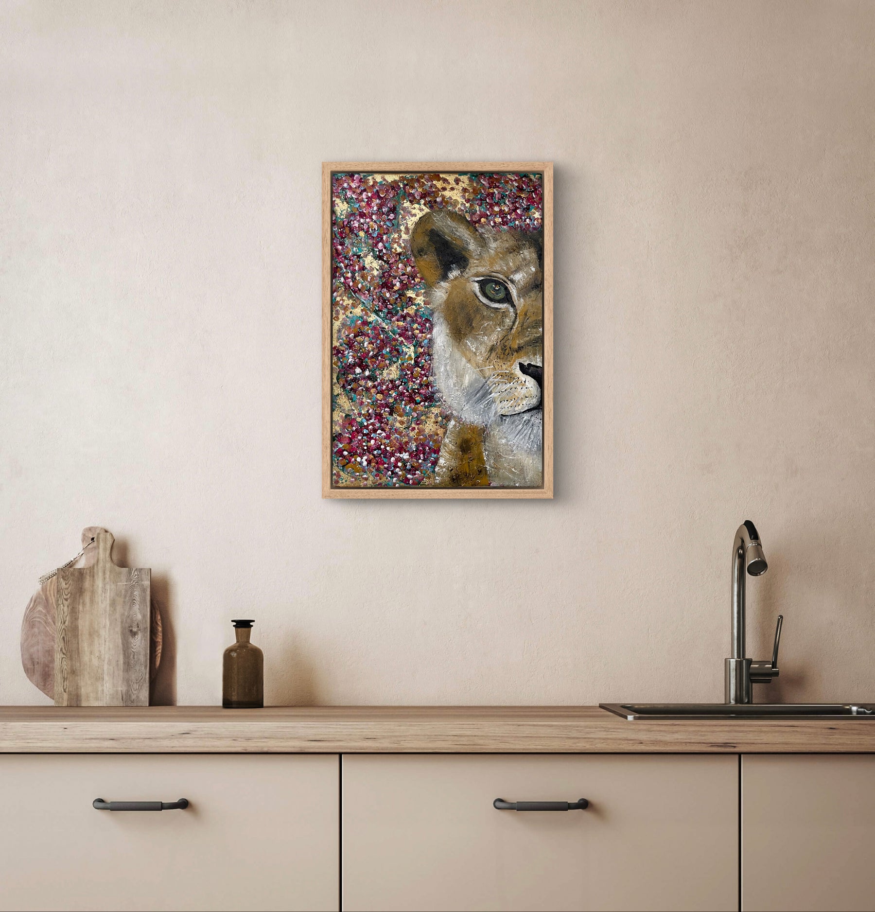 Moderne schilderij van een leeuwin, stoer maar vrouwelijk. 