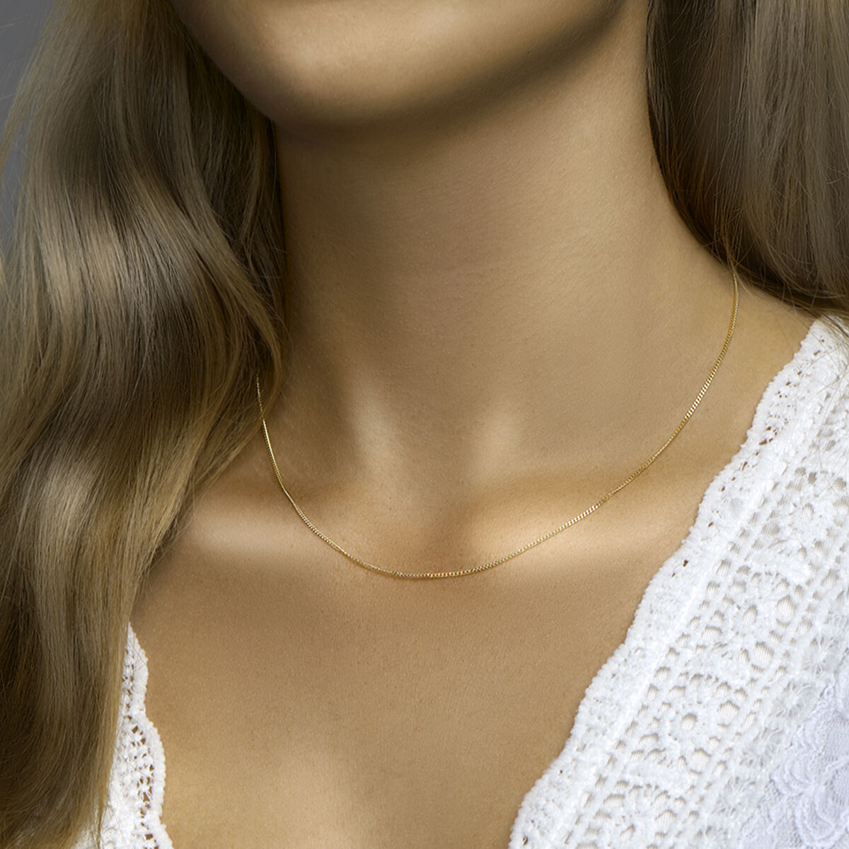Verguld op 925 zilveren gourmette collier met een schakelbreedte van 1.2mm. Geen garantie op plating. Op model.