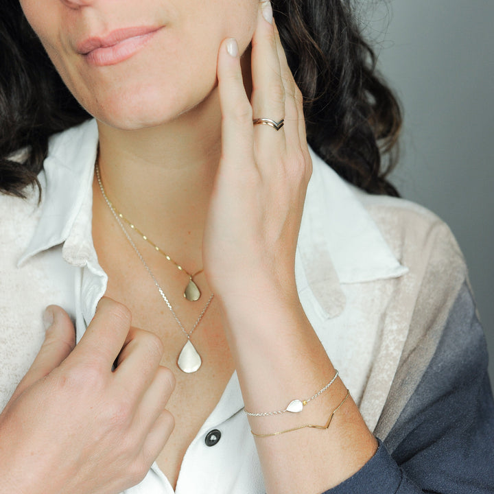 Druppelvormige hanger in zilver.