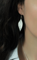 Handgemaakte grote oorhangers van zilver, ontworpen en gemaakt door Lianne de Witte in haar atelier in Goes.