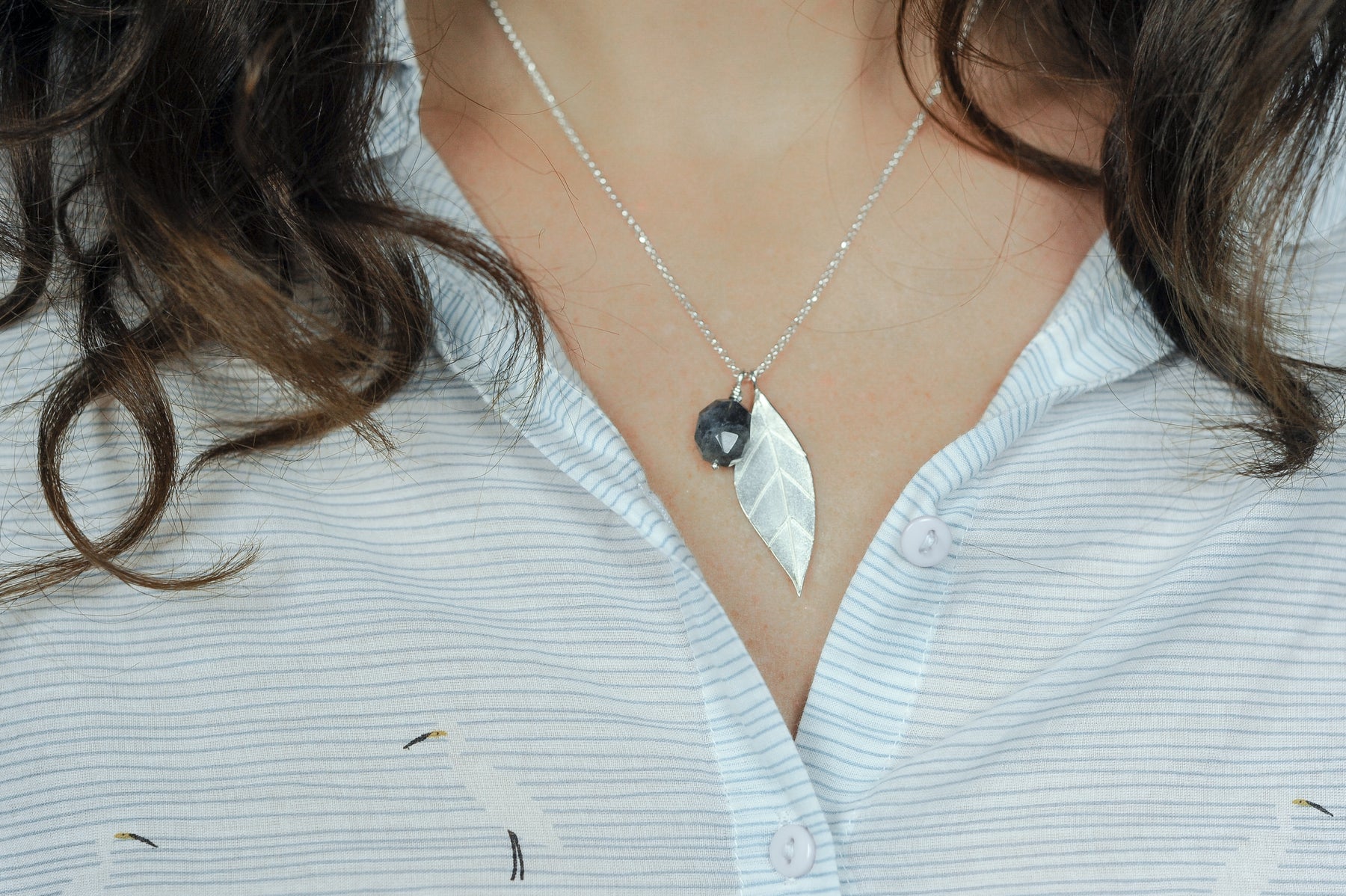 Hanger zilver in de vorm van een blad.