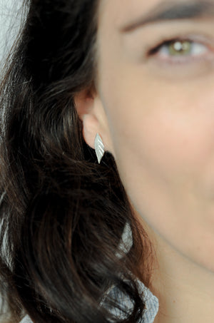 Handgemaakte oorstekers van zilver, ontworpen en gemaakt door Lianne de Witte in haar atelier in Goes.