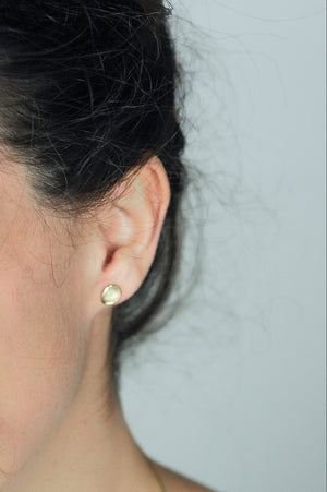 Handgemaakte oorstekers van goud, ontworpen en gemaakt door Lianne de Witte in haar atelier in Goes.