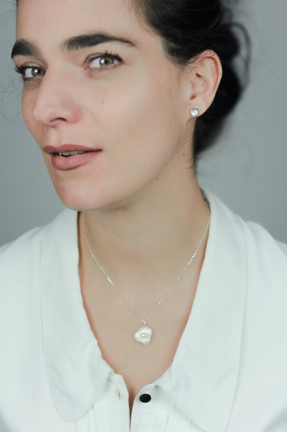 Handgemaakte hanger van zilver met parel, ontworpen en gemaakt door Lianne de Witte in haar atelier in Goes op model.