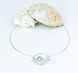 Handgemaakte hanger van zilver met parel, ontworpen en gemaakt door Lianne de Witte in haar atelier in Goes geïnspireerd op oestervorm.