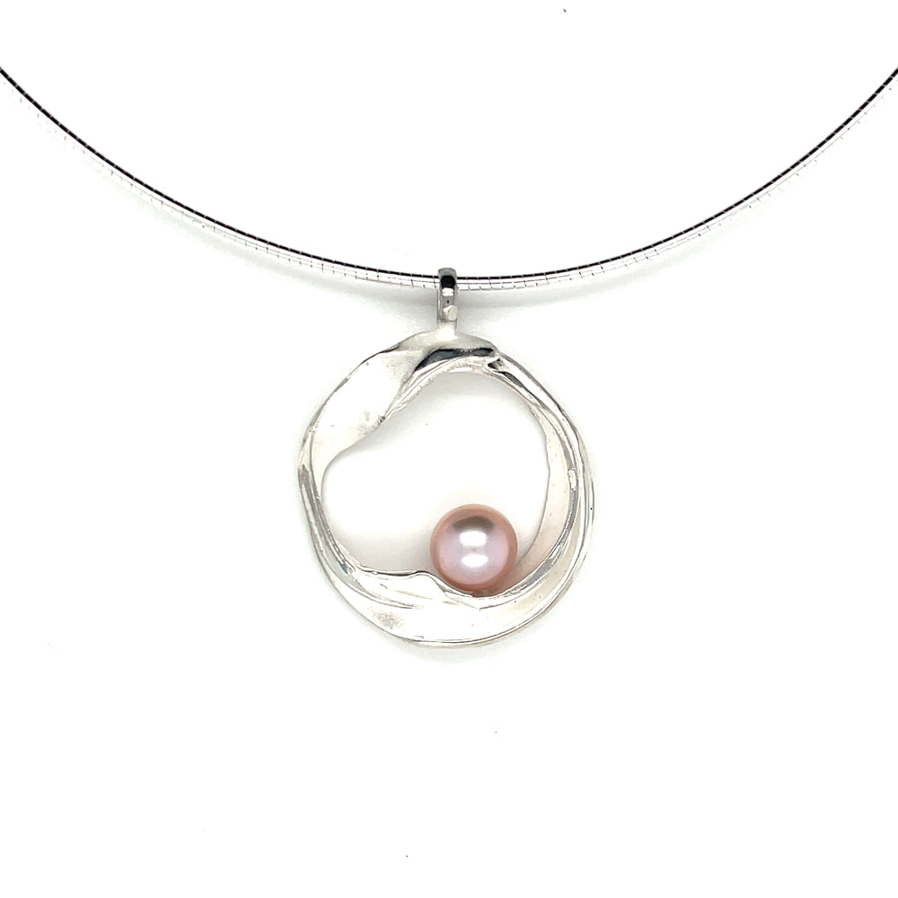 Handgemaakte zilveren hanger met roze parel, ontworpen en gemaakt door Lianne de Witte in haar atelier in Goes.