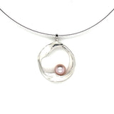 Handgemaakte zilveren hanger met roze parel, ontworpen en gemaakt door Lianne de Witte in haar atelier in Goes.