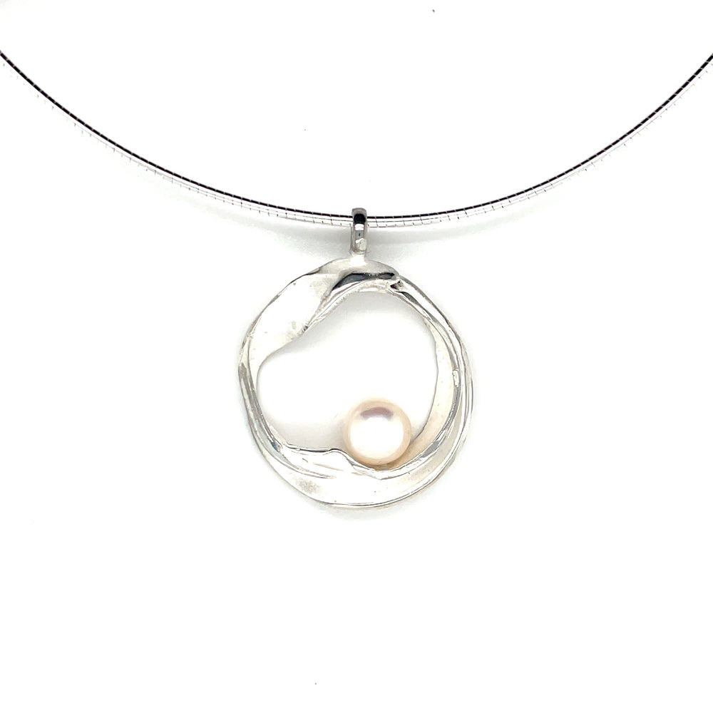 Handgemaakte zilveren hanger met witte parel, ontworpen en gemaakt door Lianne de Witte in haar atelier in Goes.