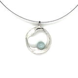 Handgemaakte zilveren hanger met jade, ontworpen en gemaakt door Lianne de Witte in haar atelier in Goes.