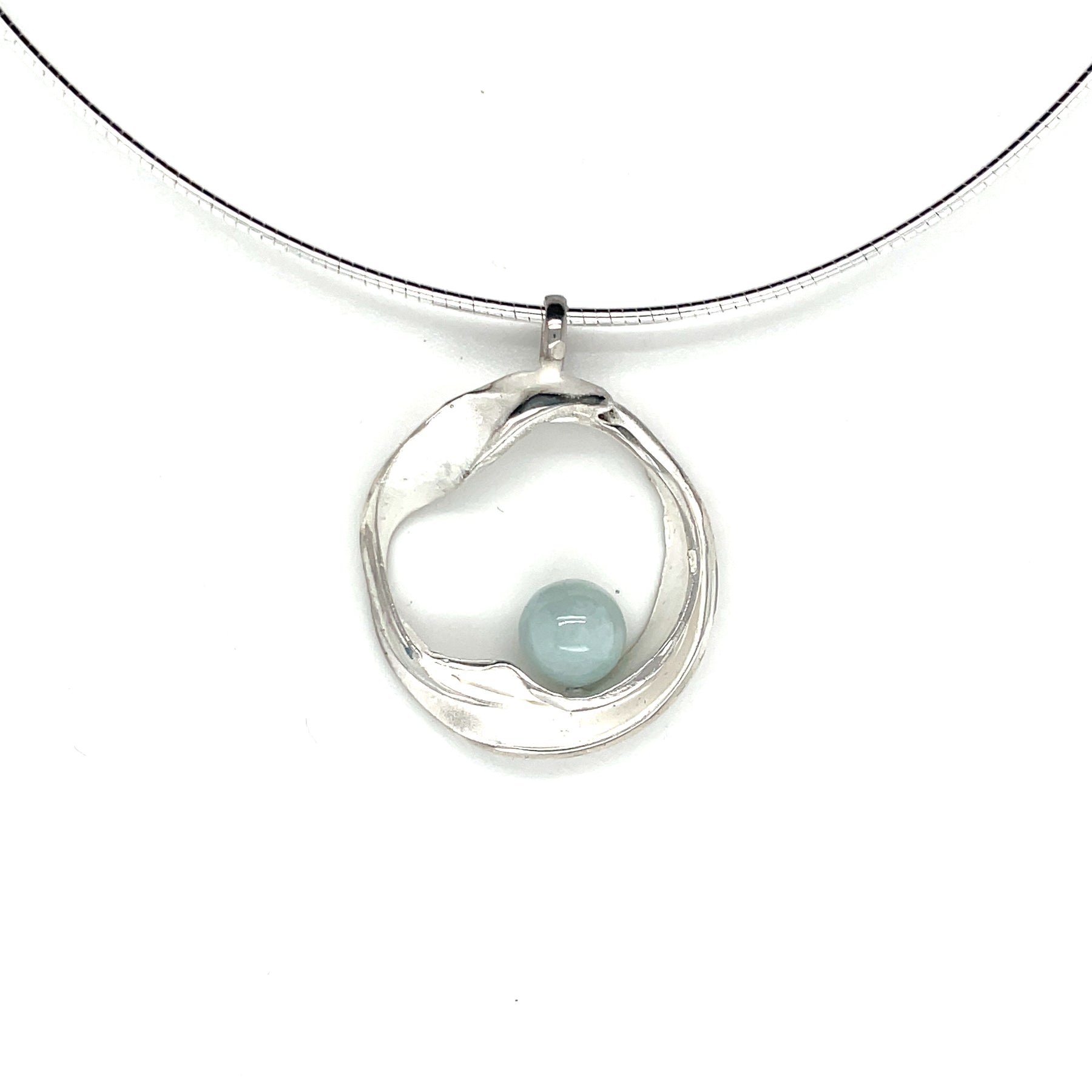 Handgemaakte zilveren hanger met jade, ontworpen en gemaakt door Lianne de Witte in haar atelier in Goes.