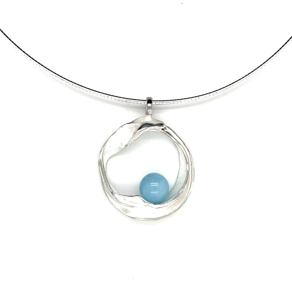 Handgemaakte zilveren hanger met aquamarijn, ontworpen en gemaakt door Lianne de Witte in haar atelier in Goes.