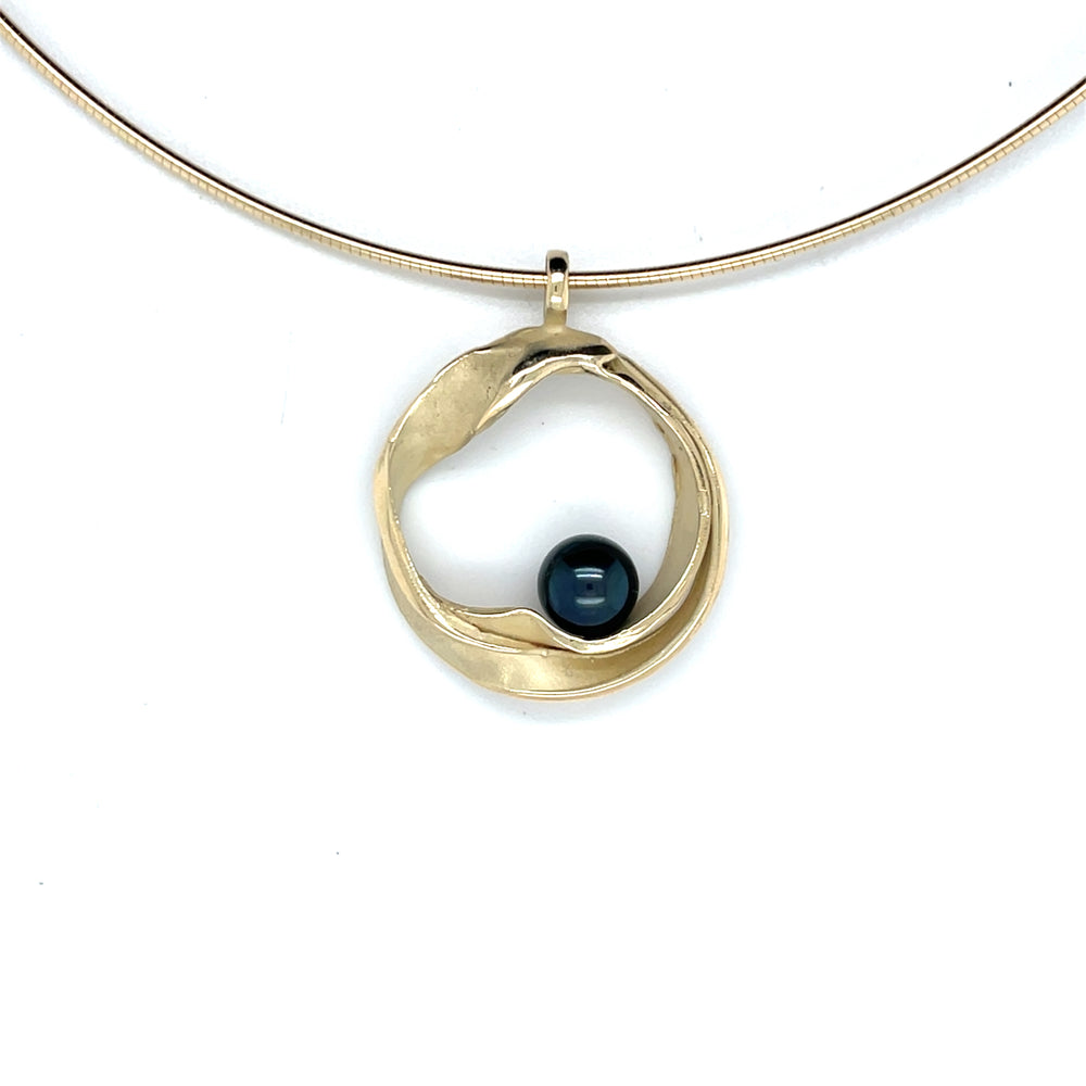 Handgemaakte geelgouden hanger met zwarte parel, ontworpen en gemaakt door Lianne de Witte in haar atelier in Goes.