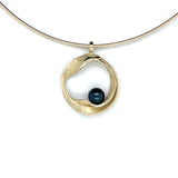 Handgemaakte geelgouden hanger met zwarte parel, ontworpen en gemaakt door Lianne de Witte in haar atelier in Goes.