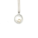 Handgemaakte zilveren hanger met witte parel, ontworpen en gemaakt door Lianne de Witte in haar atelier in Goes.