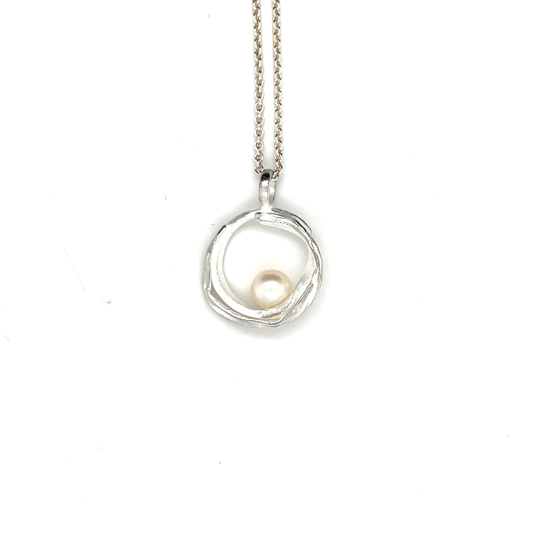 Handgemaakte zilveren hanger met witte parel, ontworpen en gemaakt door Lianne de Witte in haar atelier in Goes.