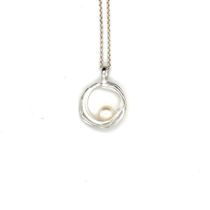 Handgemaakte zilveren hanger met witte parel, ontworpen en gemaakt door Lianne de Witte in haar atelier in Goes.