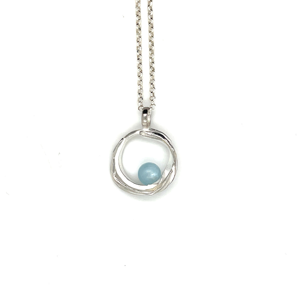 Handgemaakte zilveren hanger met aquamarijn, ontworpen en gemaakt door Lianne de Witte in haar atelier in Goes.