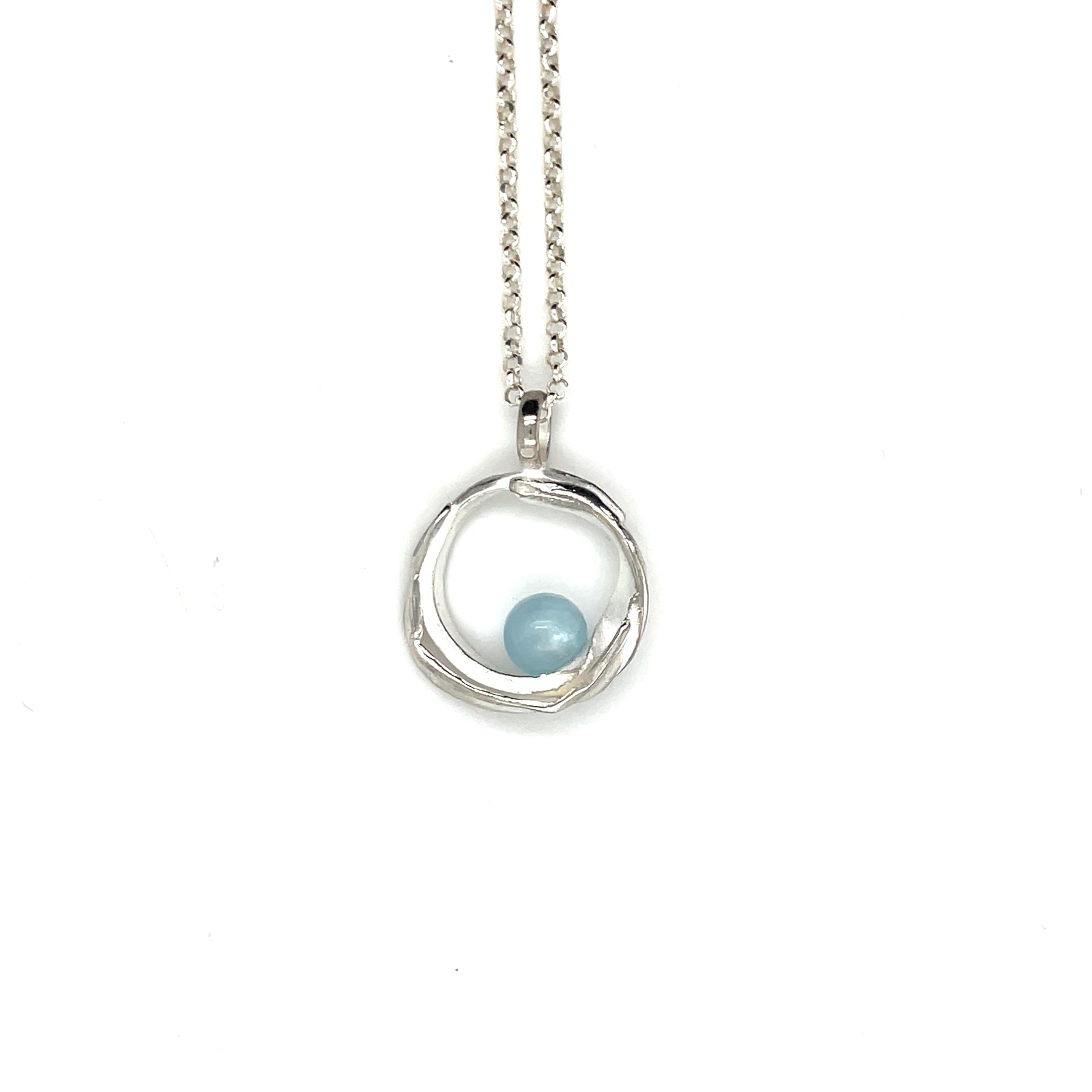 Handgemaakte zilveren hanger met aquamarijn, ontworpen en gemaakt door Lianne de Witte in haar atelier in Goes.