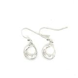 Handgemaakte oorhangers van zilver, ontworpen en gemaakt door Lianne de Witte in haar atelier in Goes.