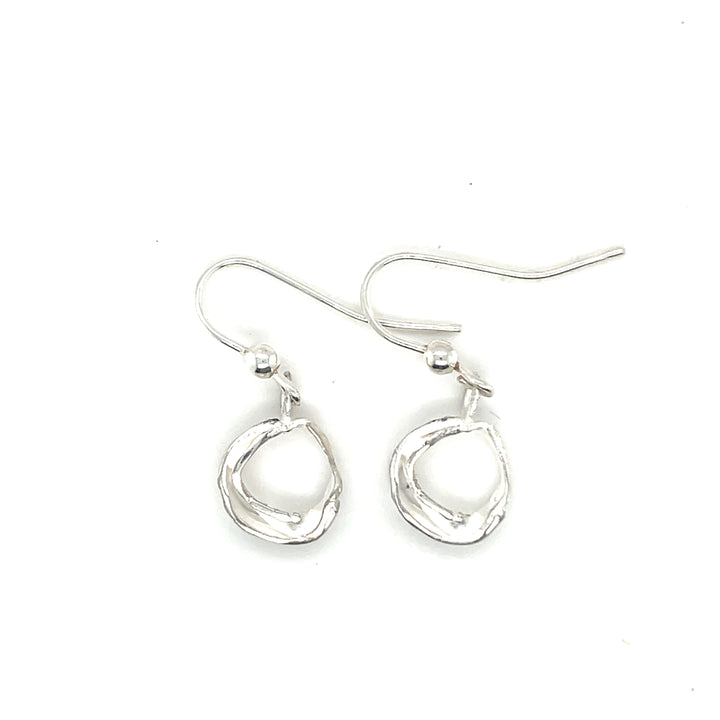 Handgemaakte oorhangers van zilver, ontworpen en gemaakt door Lianne de Witte in haar atelier in Goes.