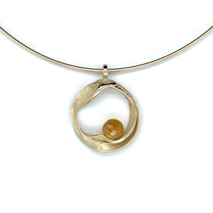 Handgemaakte geelgouden hanger met citrien, ontworpen en gemaakt door Lianne de Witte in haar atelier in Goes.