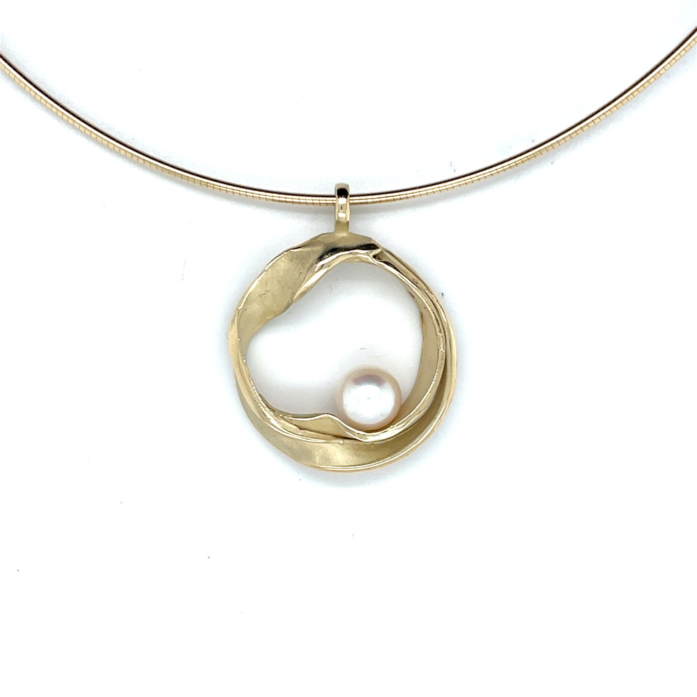 Handgemaakte geelgouden hanger met witte parel, ontworpen en gemaakt door Lianne de Witte in haar atelier in Goes.