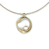 Handgemaakte geelgouden hanger met witte parel, ontworpen en gemaakt door Lianne de Witte in haar atelier in Goes.