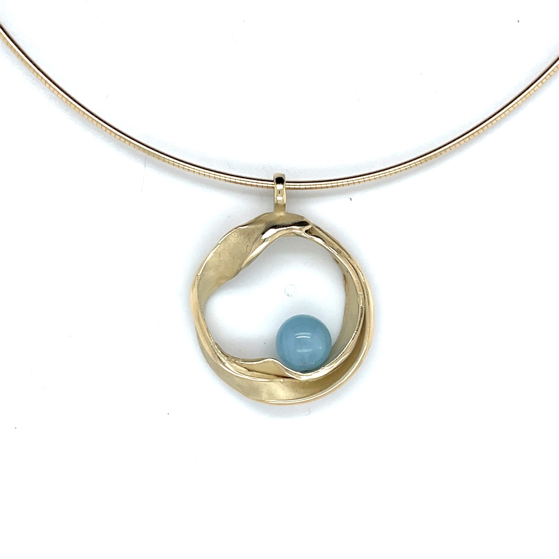 Handgemaakte geelgouden hanger met aquamarijn, ontworpen en gemaakt door Lianne de Witte in haar atelier in Goes.