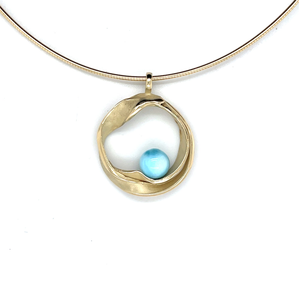 Handgemaakte geelgouden hanger met larimar, ontworpen en gemaakt door Lianne de Witte in haar atelier in Goes.