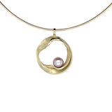 Handgemaakte geelgouden hanger met roze parel, ontworpen en gemaakt door Lianne de Witte in haar atelier in Goes.