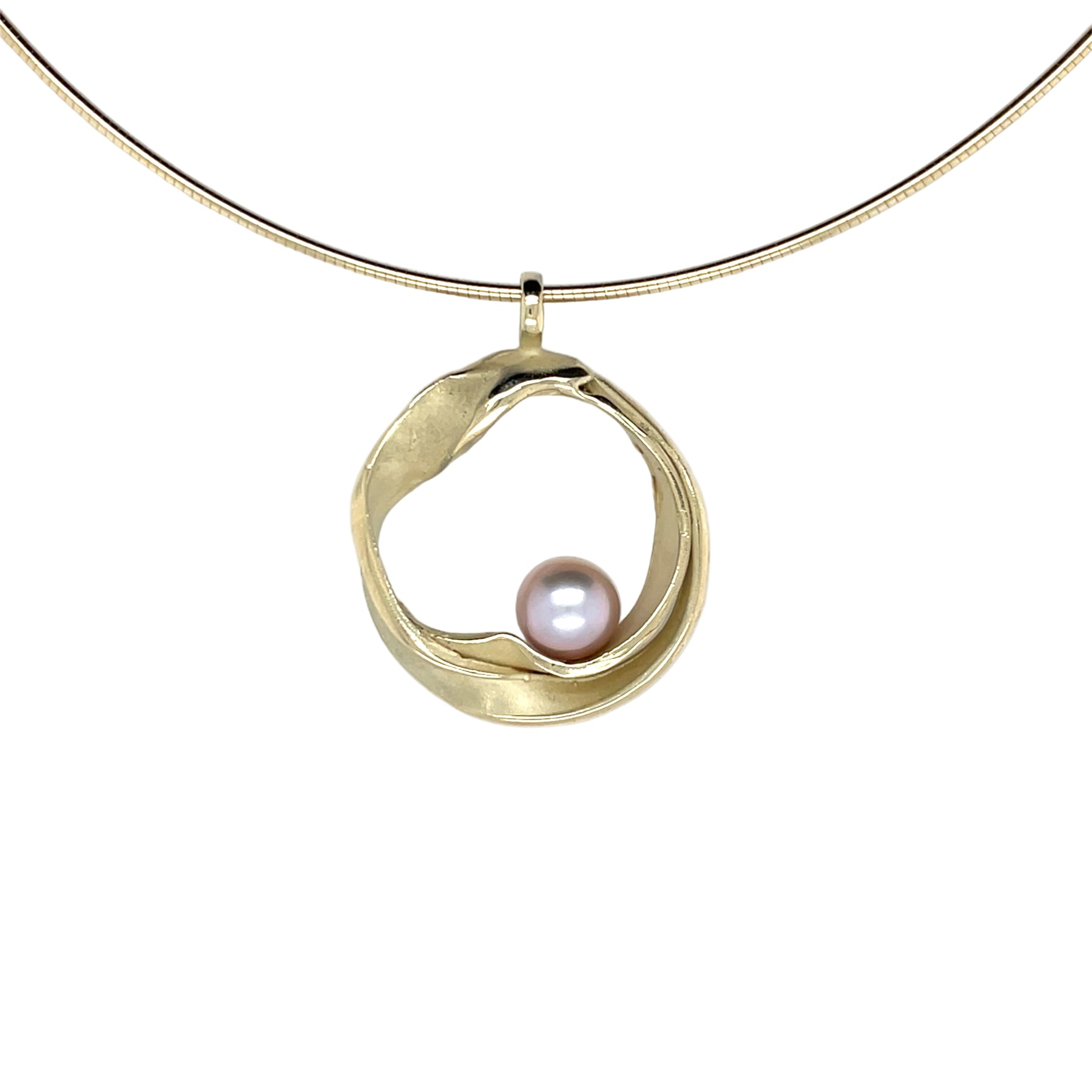 Handgemaakte geelgouden hanger met roze parel, ontworpen en gemaakt door Lianne de Witte in haar atelier in Goes.