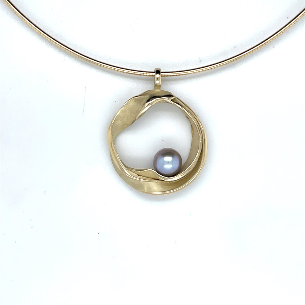 Handgemaakte geelgouden hanger met grijze parel, ontworpen en gemaakt door Lianne de Witte in haar atelier in Goes.