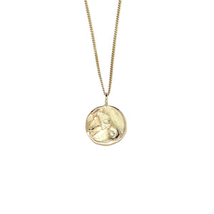 Handgemaakte hanger van geelgoud ontworpen en gemaakt door Lianne de Witte in haar atelier in Goes