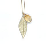 Handgemaakte hanger van 14 karaat geelgoud, ontworpen en gemaakt door Lianne de Witte in haar atelier in Goes gecombineerd met citrien.