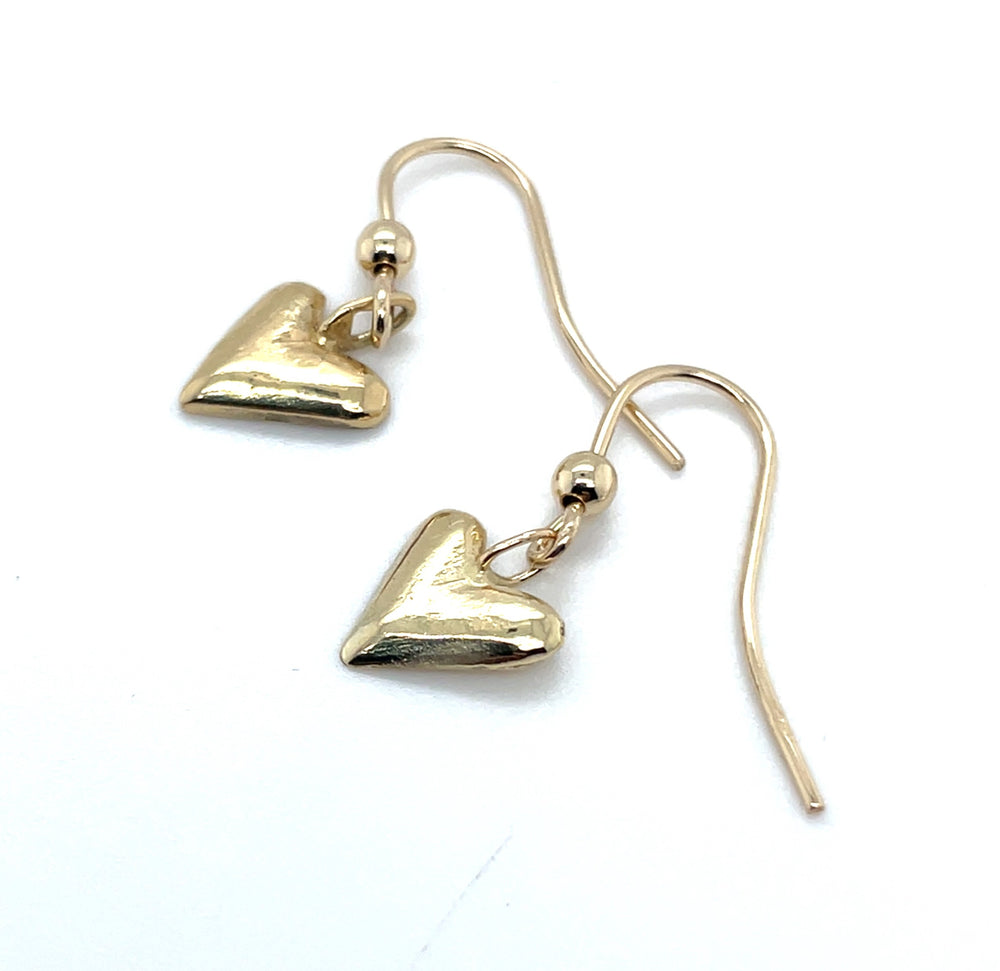 Geelgouden hartjes oorsieraden. Handgemaakt door Lianne de Witte.
