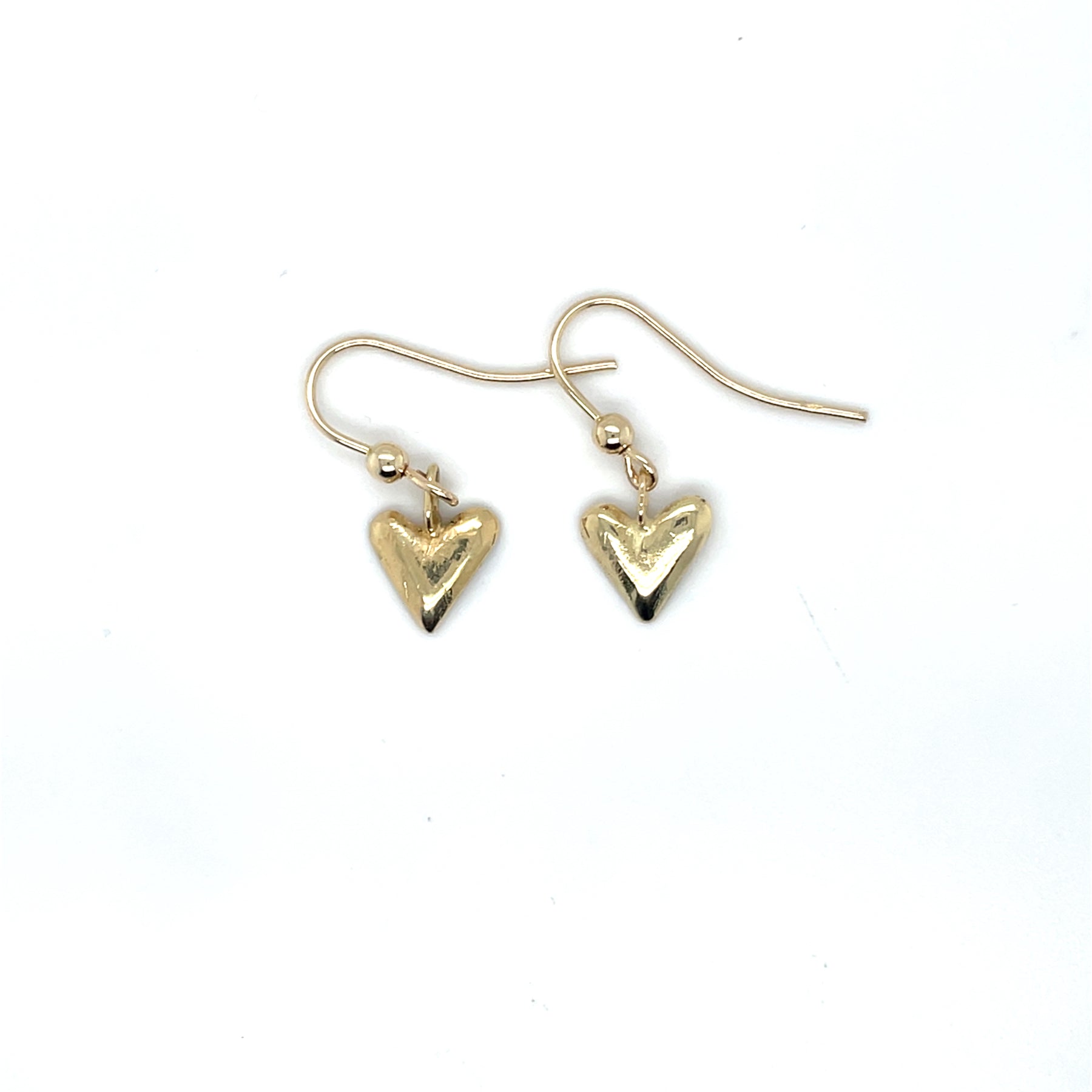 Oorhangers 14 karaat geelgoud met een losbungelend hartje.