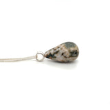 Zijaanzicht van handgemaakte hanger van zilver met jaspis ontworpen en gemaakt door Lianne de Witte in haar atelier in Goes