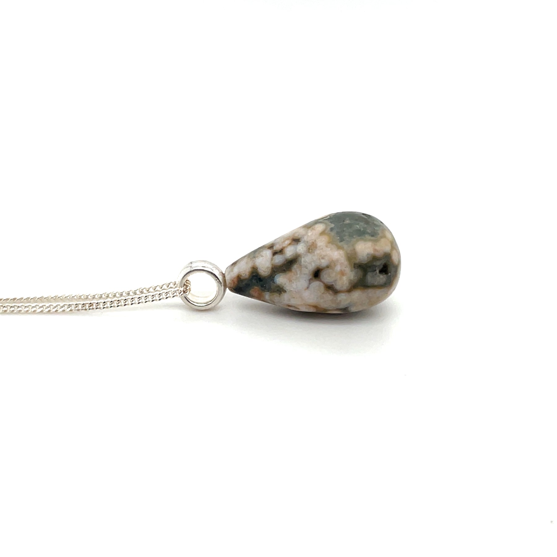 Zijaanzicht van handgemaakte hanger van zilver met jaspis ontworpen en gemaakt door Lianne de Witte in haar atelier in Goes