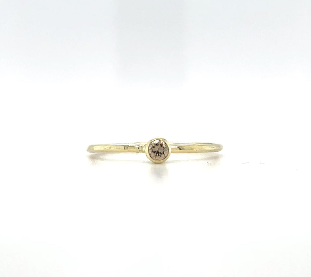 Geelgouden ring met hamerslag afwerking en diamant.