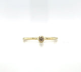 Geelgouden ring met hamerslag afwerking en diamant.