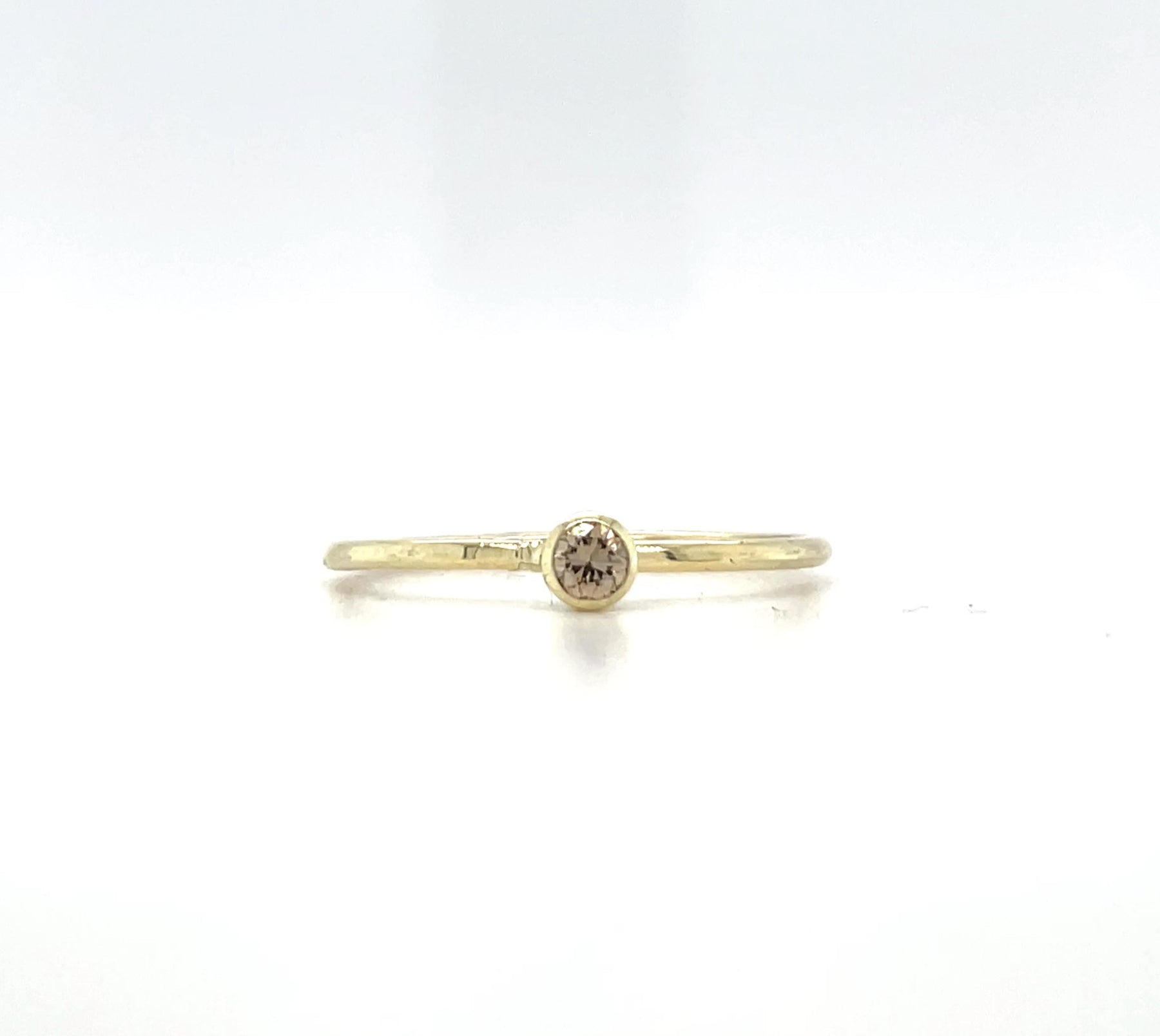 Geelgouden ring met hamerslag afwerking en diamant.
