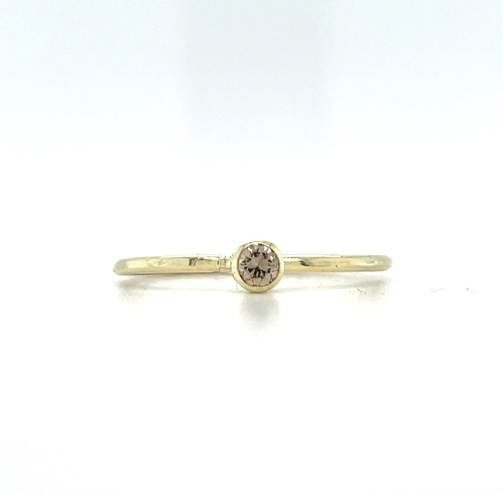 Handgemaakte ring met hamerslag en diamant.