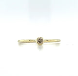 Handgemaakte ring met hamerslag en diamant.