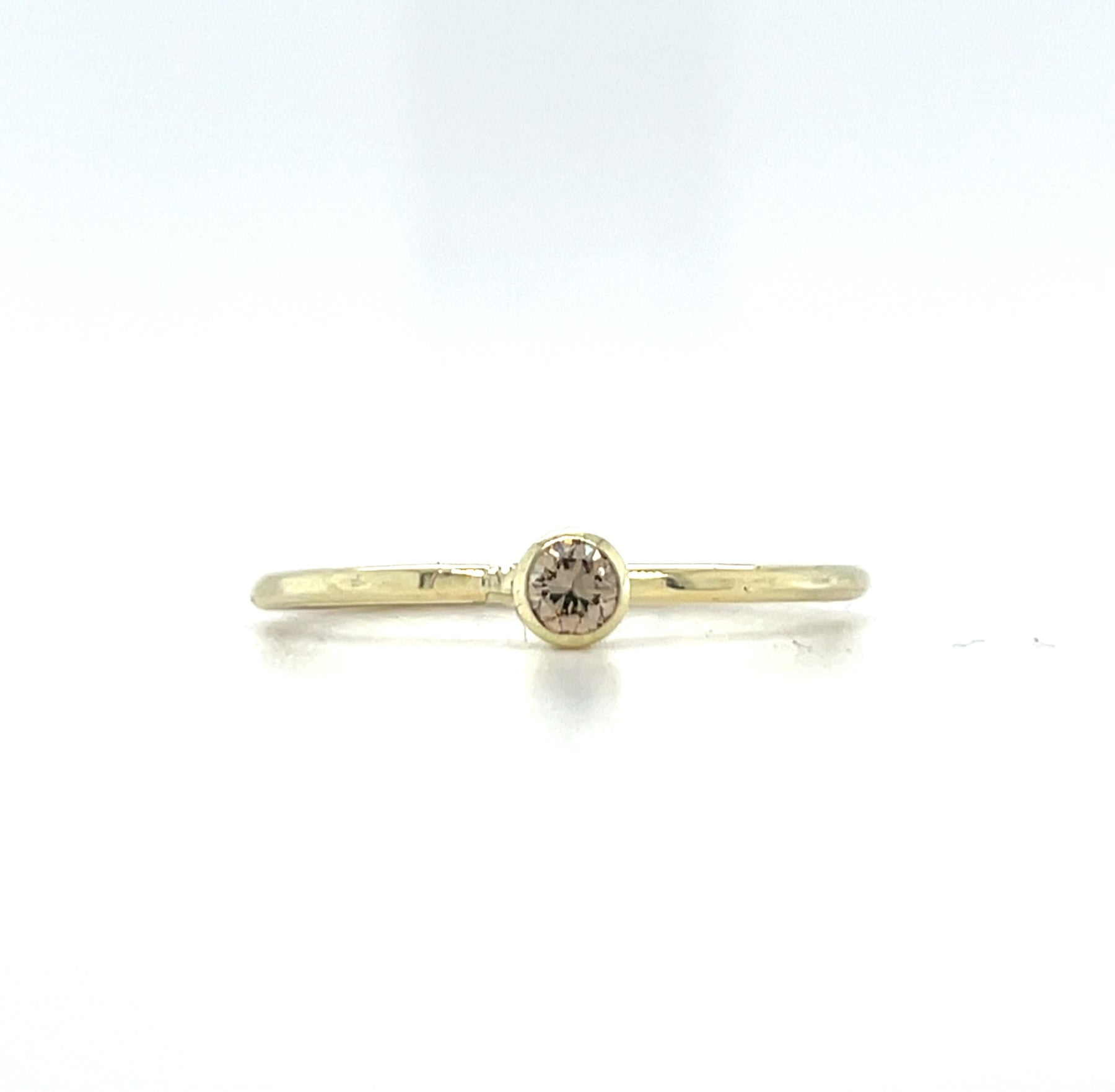 Handgemaakte ring met hamerslag en diamant.