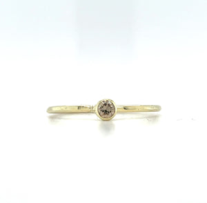 Handgemaakte ring met hamerslag en diamant.