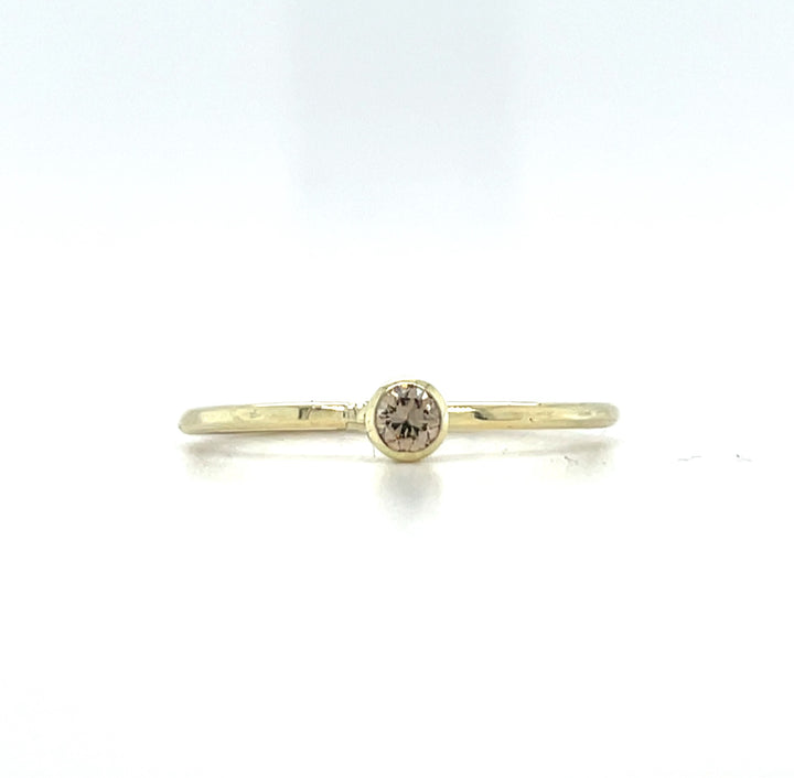 Handgemaakte ring met hamerslag en diamant.