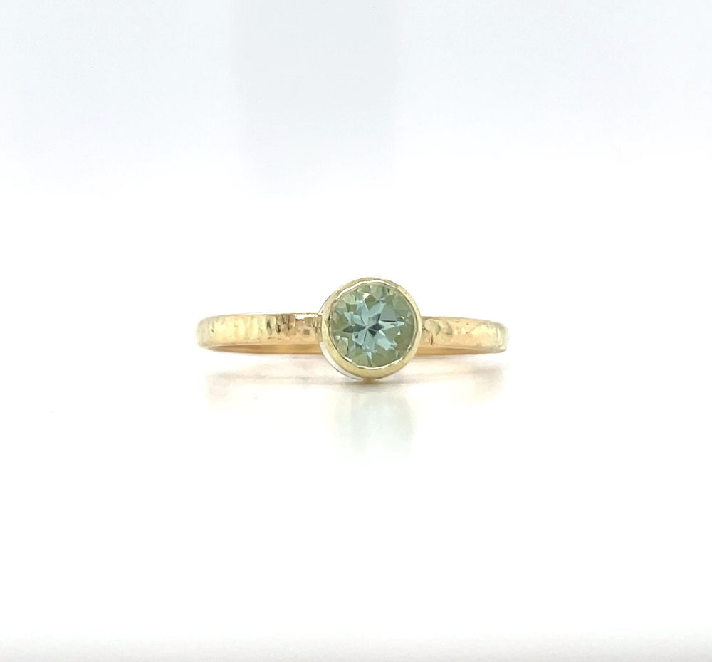 Ring geelgoud hamerslag met mintgroene toermalijn.